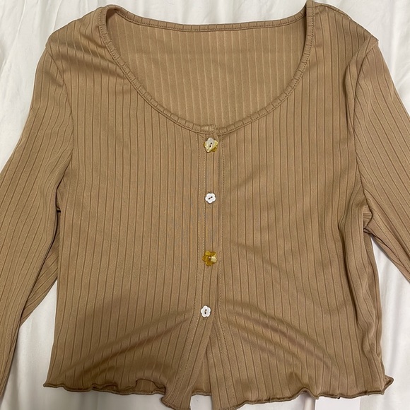 3/$20 NWT brown button up shirt with funky buttons small - Picture 6 of 7